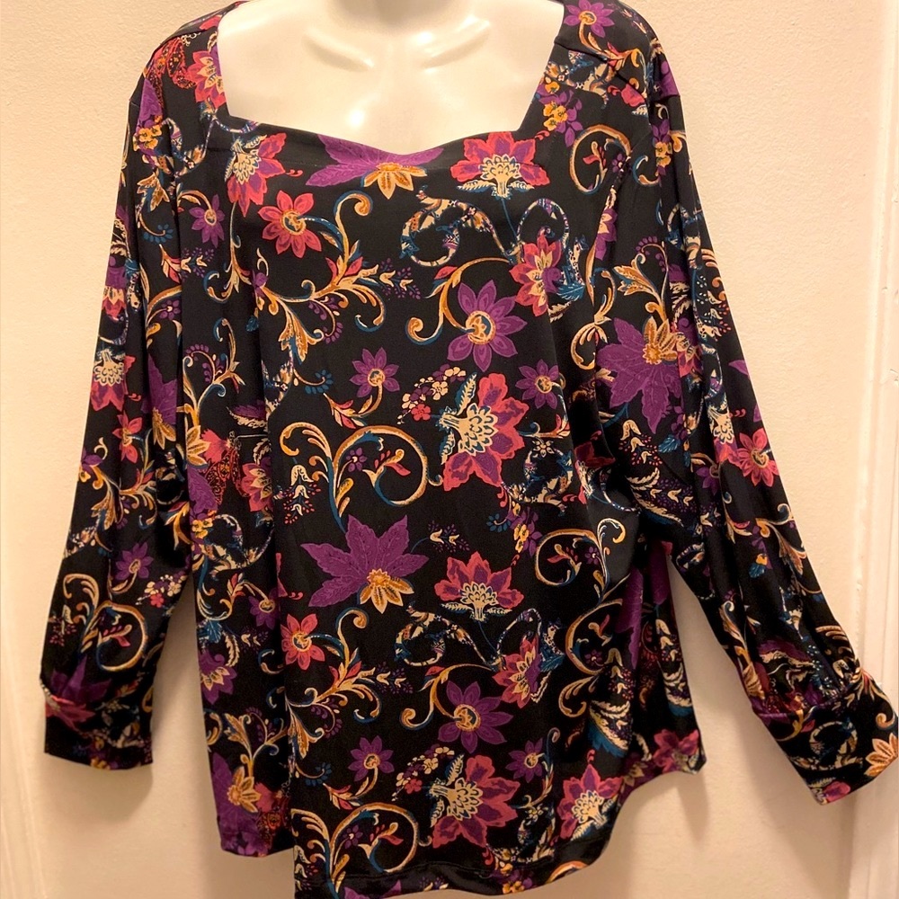 NWOT Chicos floral, black multicolor 4 (2X) long sleeve 27” Tunic Top